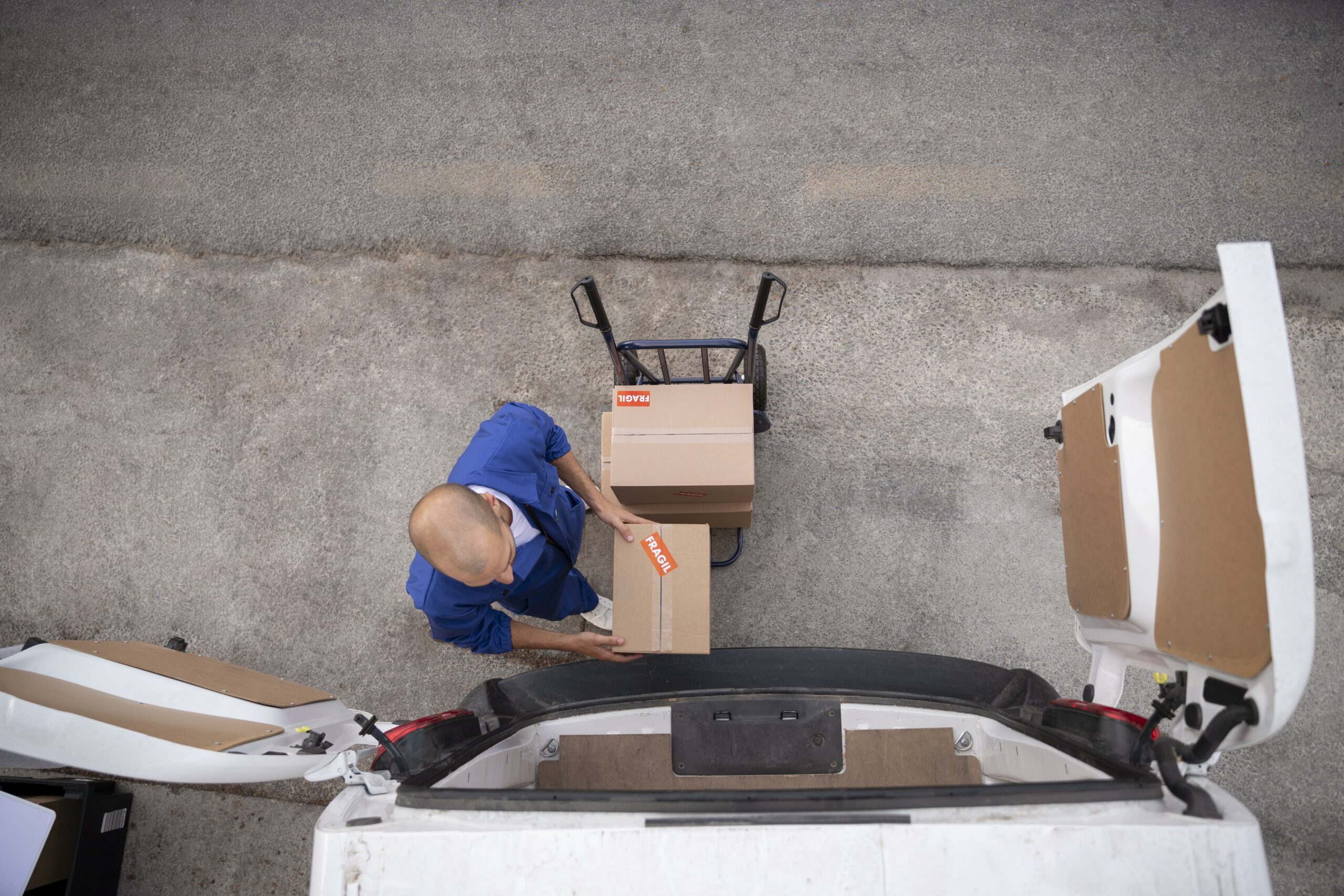 full-shot-delivery-man-holding-box